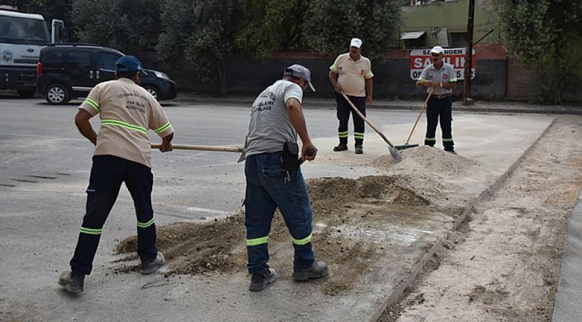 Ceyhan’da yol ve kaldırım onarım seferberliği