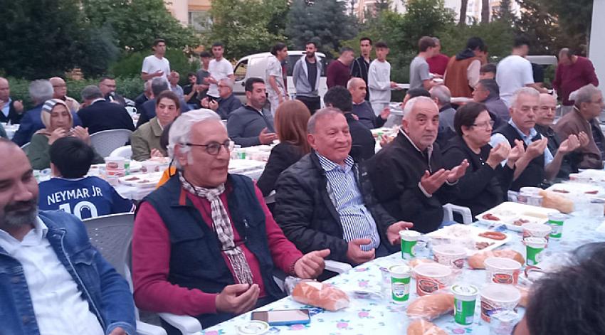 Devecilerin iftar geleneği devam ediyor