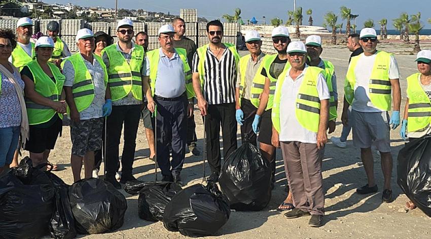 Karataş'ta çarşıyı ve sahili temizlediler