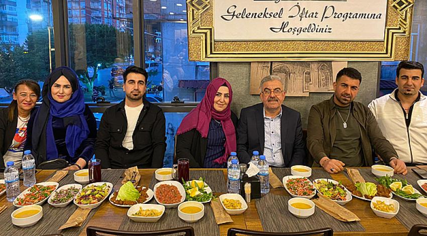 Ayazlar Et, dostları ile iftarda buluştu