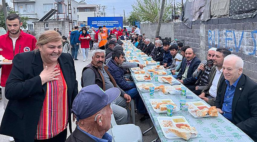 Ceyhanlılar, iftar sofralarında dayanışmayı büyütüyor