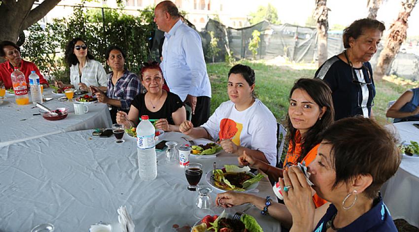 Kadın gazetecilerden kısır partisi!