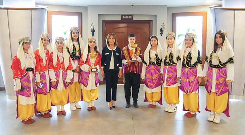 Kupalarını Başkan Oya Tekin'e armağan ettiler