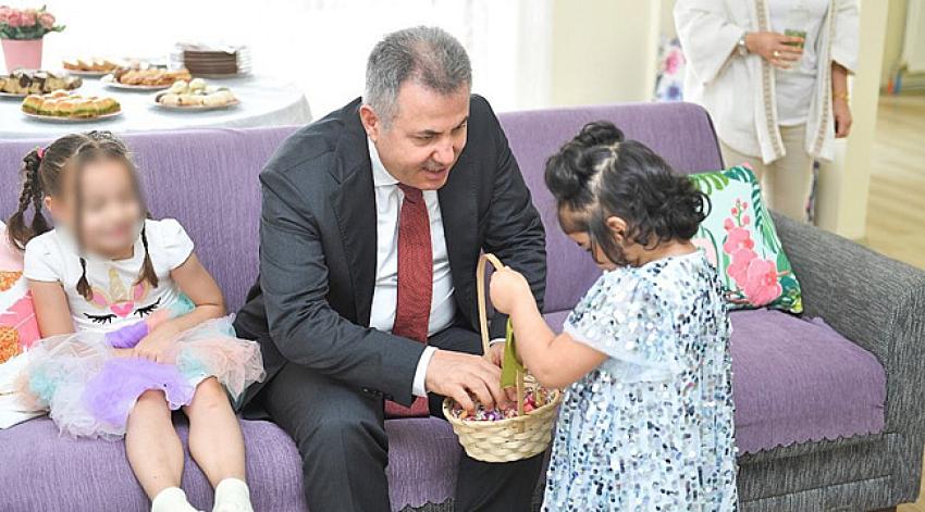 Vali Elban yaşlıları ve çocukları sevindirdi