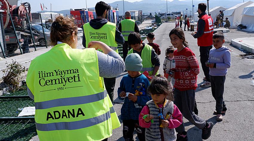 Depremzedelerin yaralarını sardılar