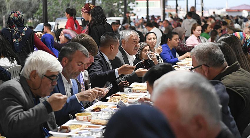 Halk Zeydan Karalar’ı bağrına basıyor