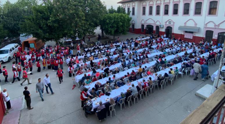  Kızılay yetimleri unutmadı 