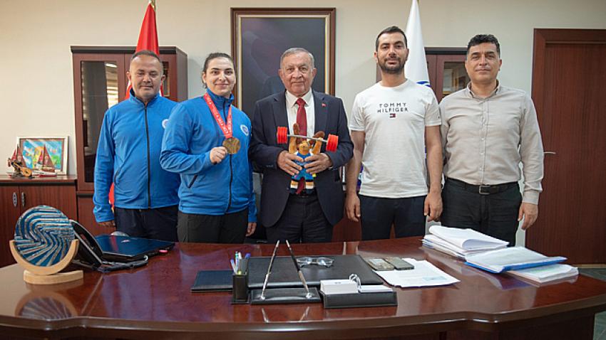 Avrupa Üçüncüsü Halterciden Başkan Akay’a teşekkür ziyareti