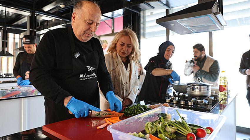 Başkan Demirçalı yemek hazırladı