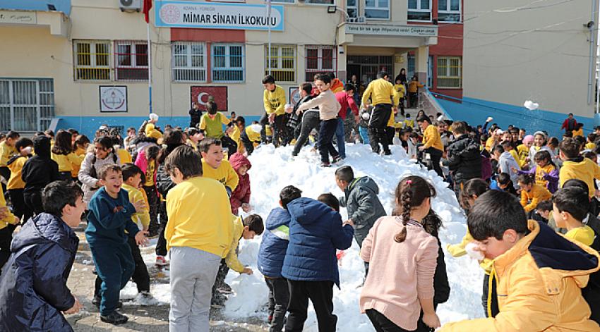 Yüreğirli çocuklara kar sürprizi